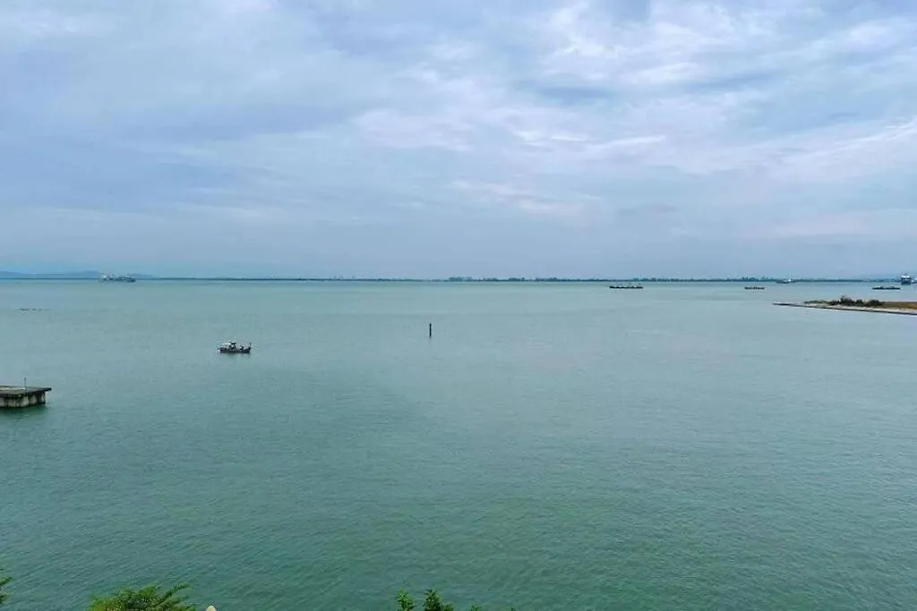 Straits Quay 1 Bedroom Elegant Suite - Infinity Seaview Tanjung Tokong 0*,  Malaysia
